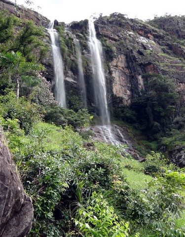 Três passeios em jipe 4x4 com caminhadas pesadas para conhecer as cachoeiras dos Leites, do Nego, Cerradão e trilha da Cachoeira Casca d’Anta