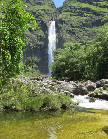 Passeios em jipe 4x4 com caminhadas leves para conhecer a partes alta e baixa da Cachoeira Casca d’Anta